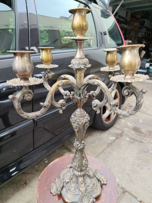 Candelabro antigo, em bronze/latão.