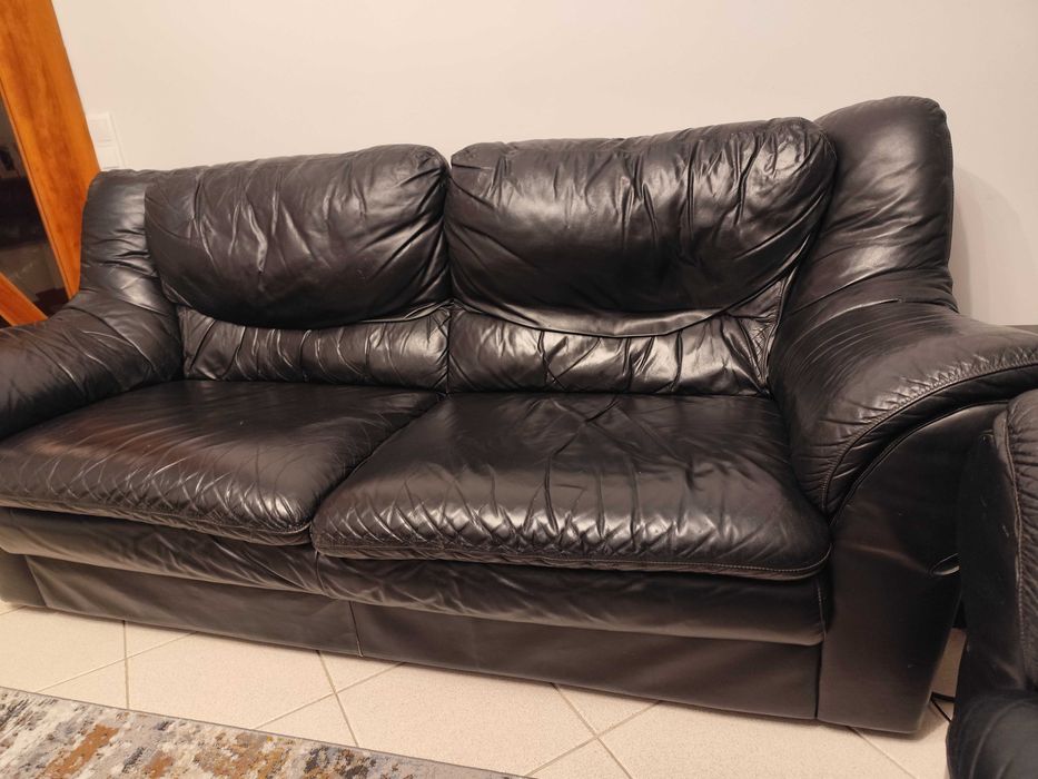 Sofás em pele preta.