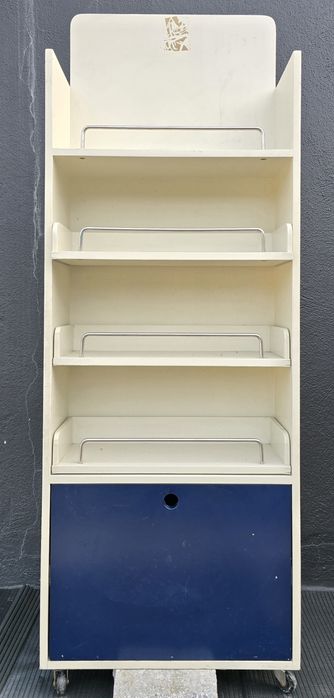 Móvel para exposição de boxers