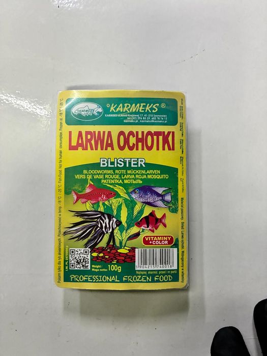Larwa ochotki w blistrach .