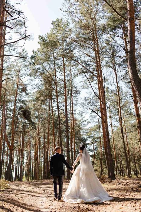 Весільна сукня з шлейфом