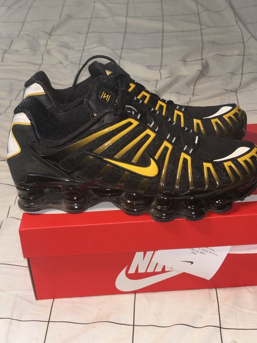 Nike Shox TL - Preto/Amarelo - Tam. 45,5 - Com defeito na sola (danificada por animal)