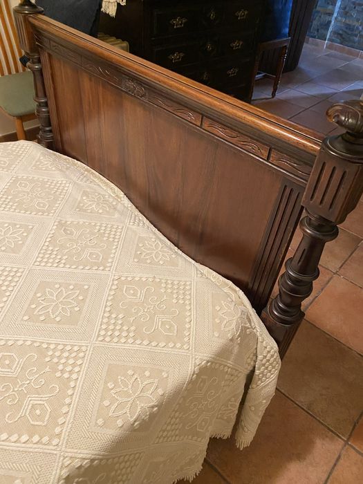 Cama antiga em muito bom estado, medida da cama 1,90 x 1,20