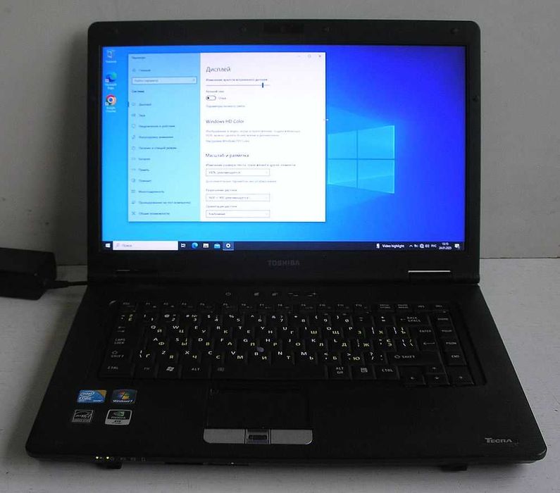 ноутбук TOSHIBA на Intel i7 (15,6 " LED 1600x900 pix)