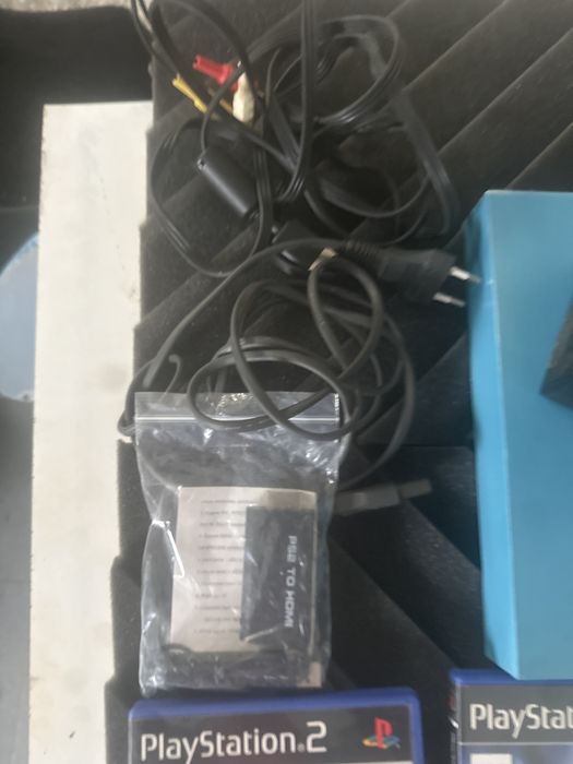PS2 com cabos e dois comandos e jogos