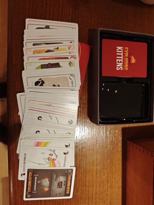 Exploding Kittens jogo de cartas