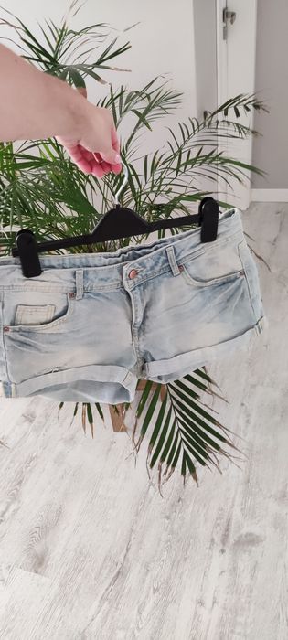 Krótkie jeansowe spodenki H&M, rozmiar 38 (M).