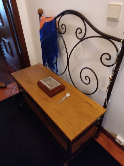 Vendo banco com arrumação para desocupar