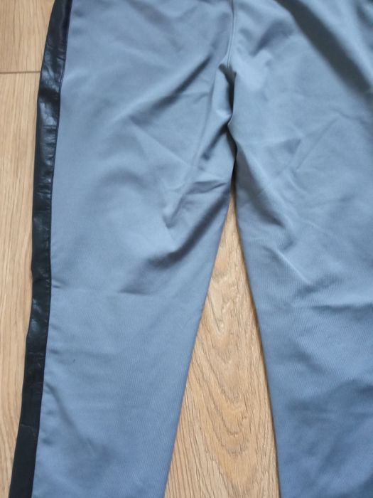 Legginsy elastyczne, lejący materiał z paskami po bokach r. M
