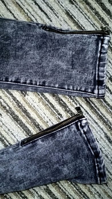 Jeansy czarne nakrapiane z wysokim stanem rurki ozdobne suwaki przy no