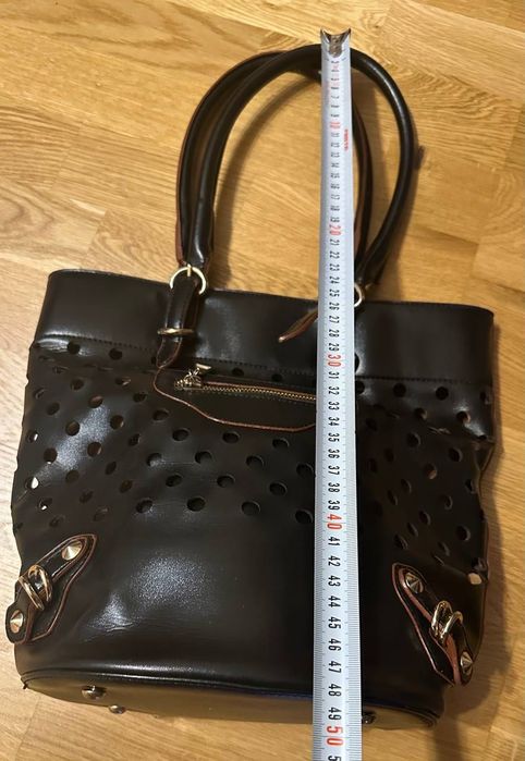 Чорна сумка жіноча з перфорацією