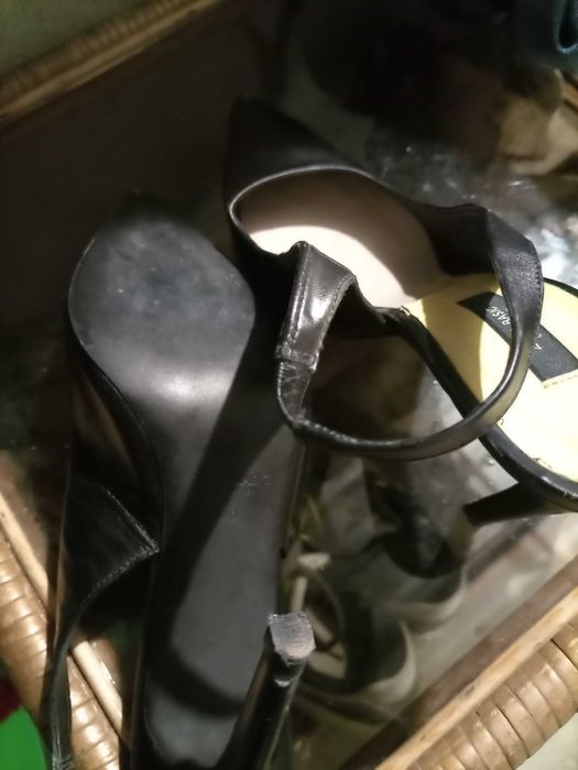 Sapatos de senhora comroupa de criança o novos.