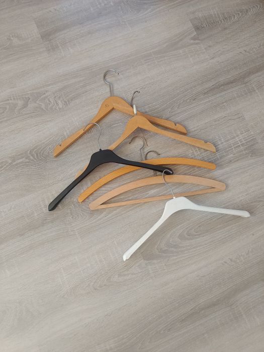 Wieszaki plastikowe/ drewniane