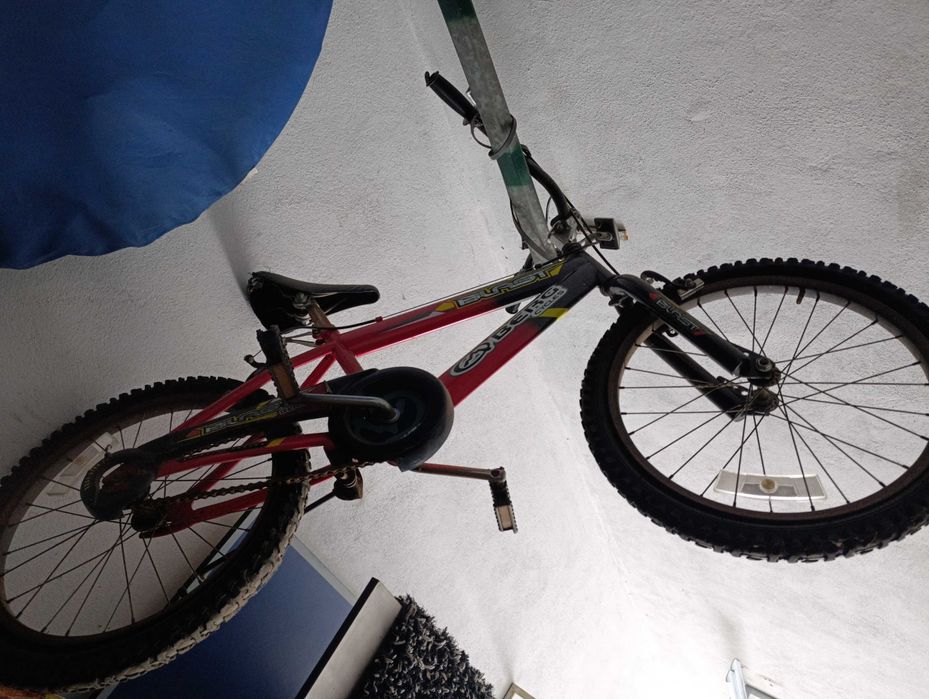 Móveis de sala e sofá e bicicleta bmx criança