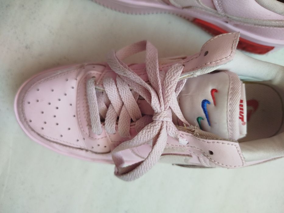 Оригінальні кросівки Nike Air Force в розмірі 37.5