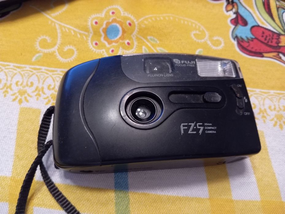 Vendo máquina fotográfica analógica da fugi FZ 5 35mm COMPACT CAMERA