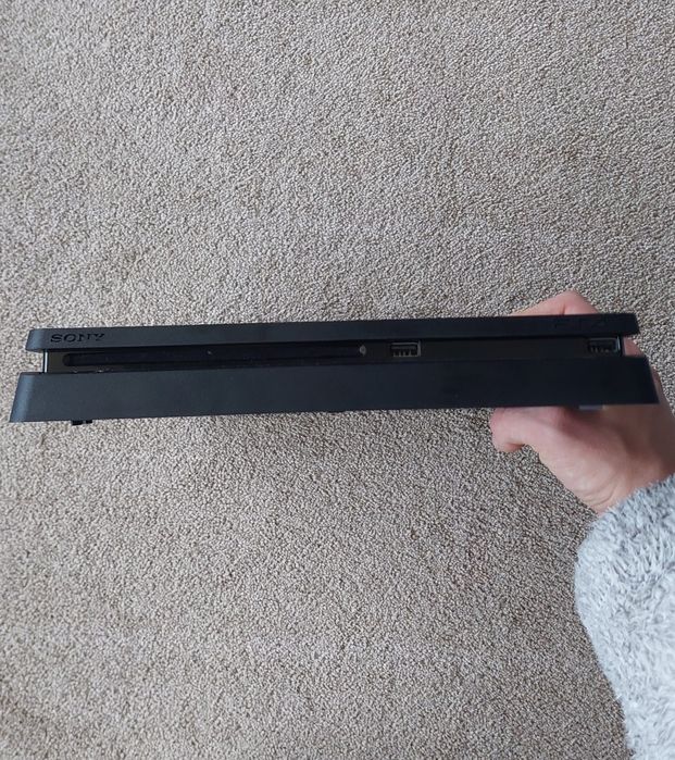 PlayStation 4 Slim com Comando