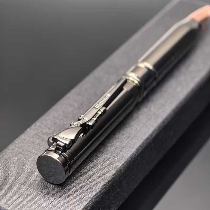 Не обычная ручка с золотыми акцентами