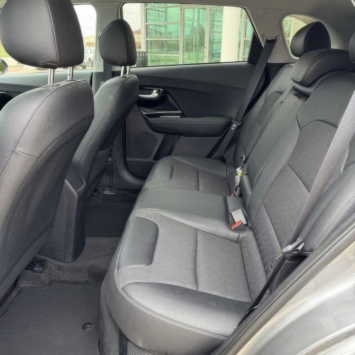 Kia Niro LXS      2022