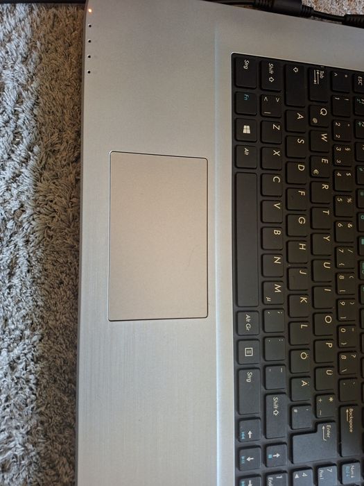 Laptop Medion 17cali i3 6gen ssd 120GB