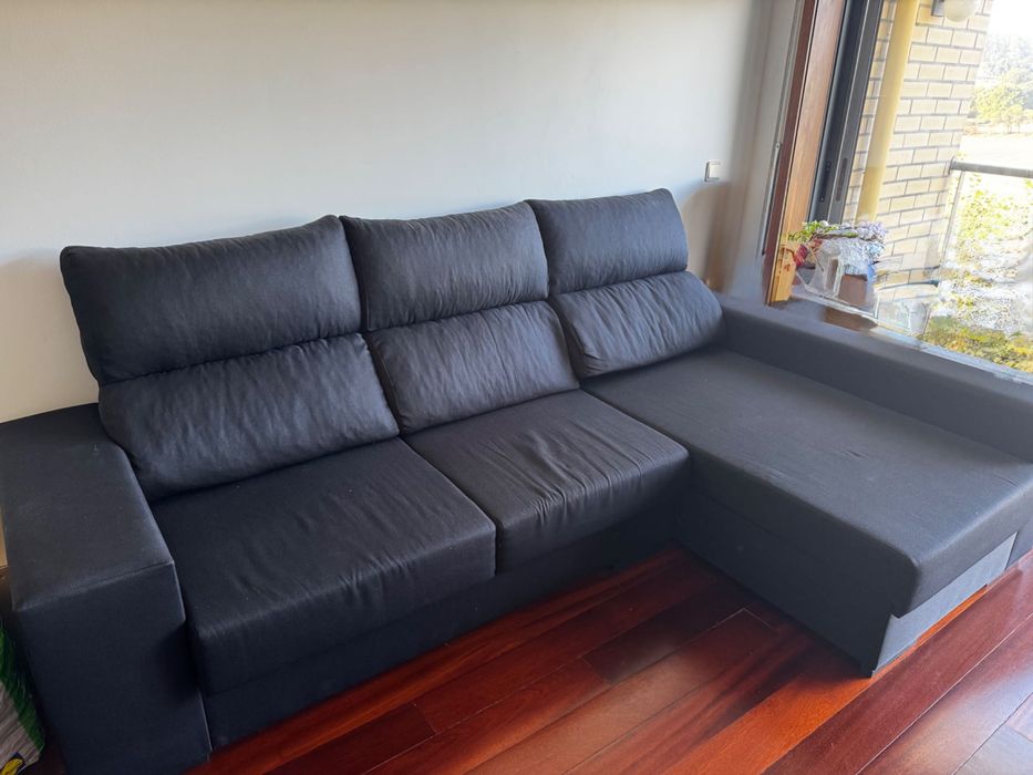 Sofá preto com chaise longue