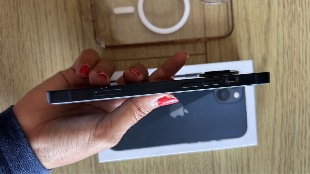 Iphone 13 128gb com capa, caixa, fones, carregador