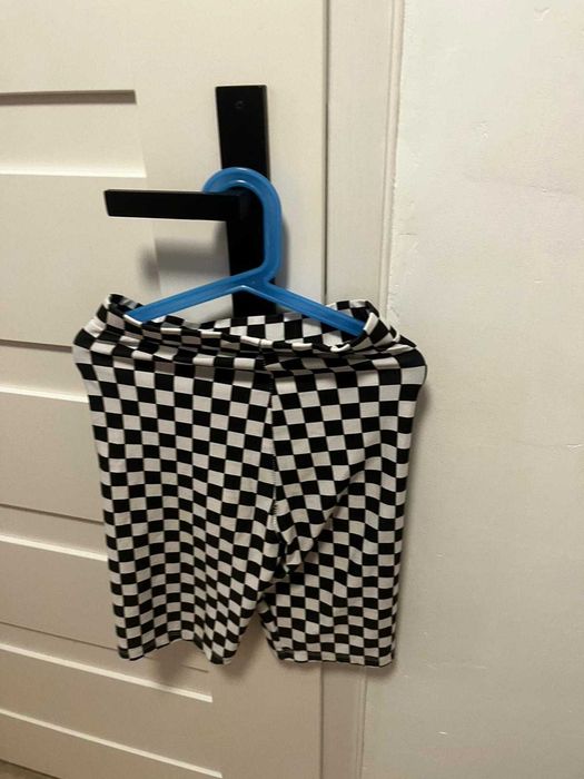 Krótkie legginsy biker w kratkę XSS czarno białe