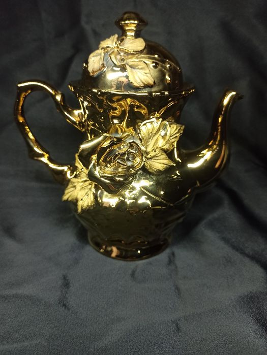 Декоративний фарфоровий чайник з троянди і позолотою, вінтажний стиль