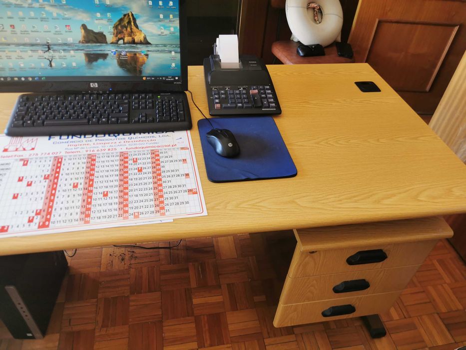 Secretária e armário de escritório