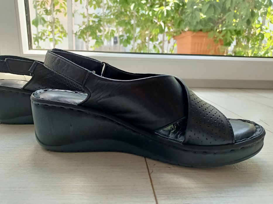 Skórzane sandały na koturnie czarne rozmiar 38