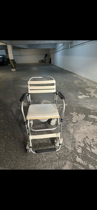 Cadeira de rodas sanitária