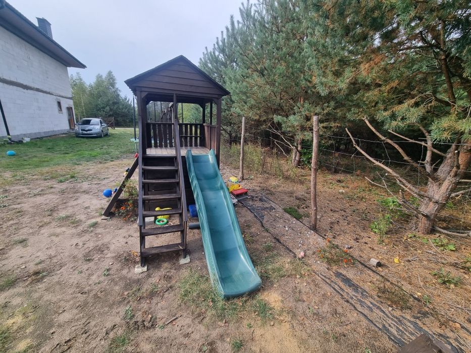 Plac zabaw dla dzieci zjeżdzalnia huśtawki