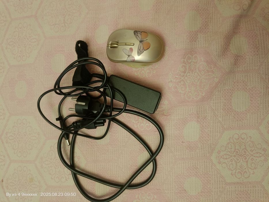 нетбуке HP Mini 210-1099EZ Vivienne Tam Edition