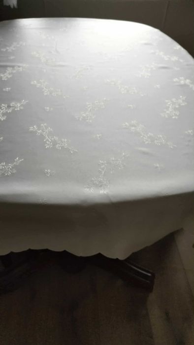 subtelny obrus ecri z wytłaczanymi kwiatkami 120//156