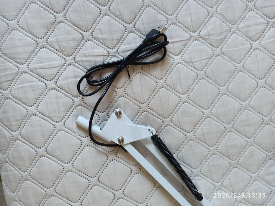 Лампа лупа светодиодная на струбцине.