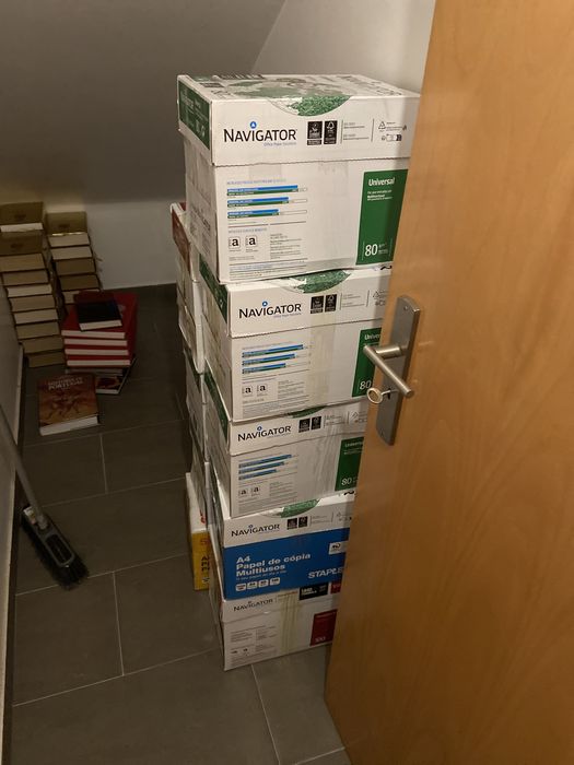 SO HOJE  47 resmas de papel  9 caixas .160 euros
