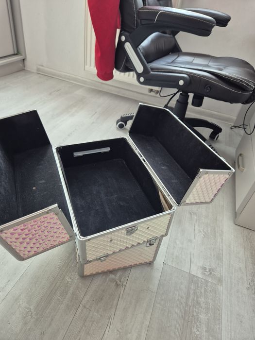 Sprzedam walizke kosmetyczną