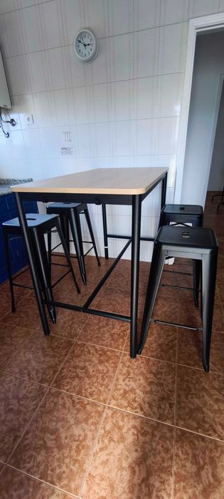 Mesa alta + 4 bancos