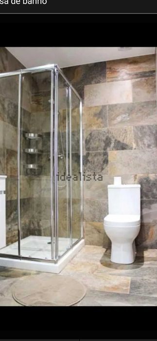 Se Aluga  Via Santa Catarina (Bolhão) Metro a 30 segundos.