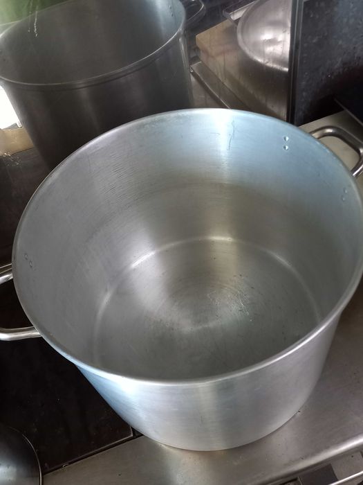 Panela com 30cm altura por 40cm de diâmetro