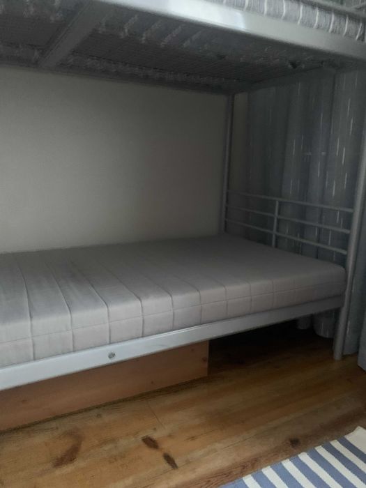 Beliche com 2 camas em perfeito estado de utilização e colchões incluidos
