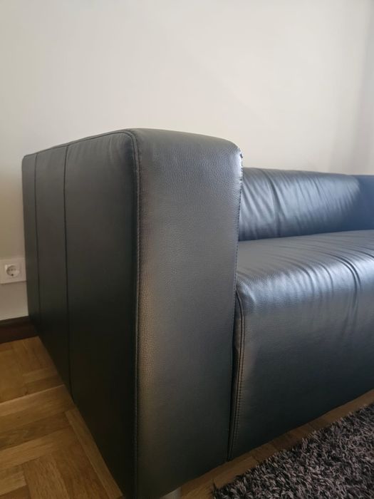 Sofa, mesa alta e duas cadeiras