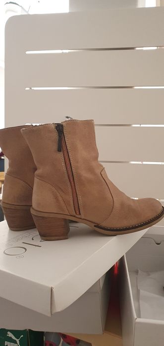 Botas em pele beje