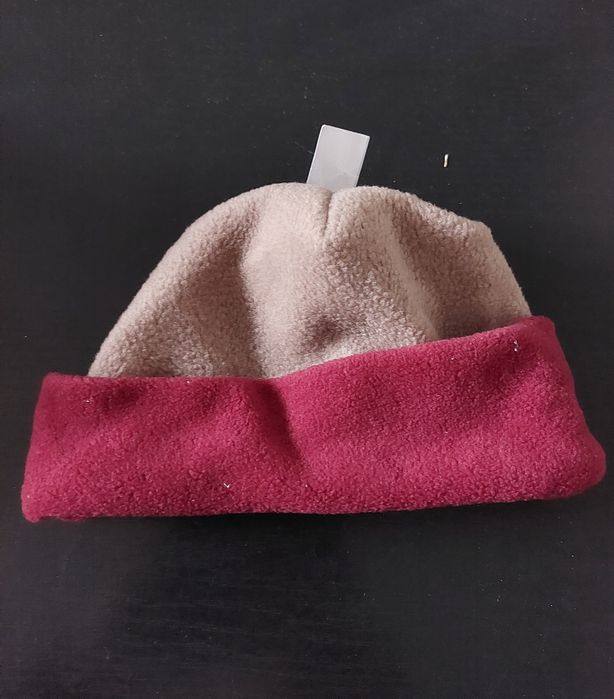 Czapka ciepła i lekka wykonana z miękkiego polarku odwijana obwód  oko