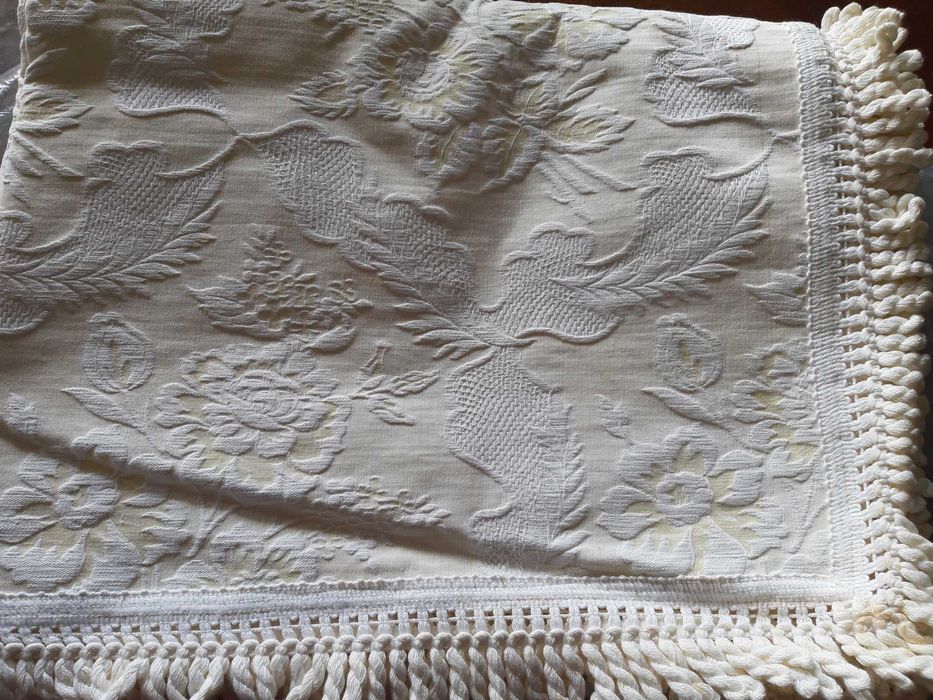 Colcha de cama Nova. Tom de beje e branco