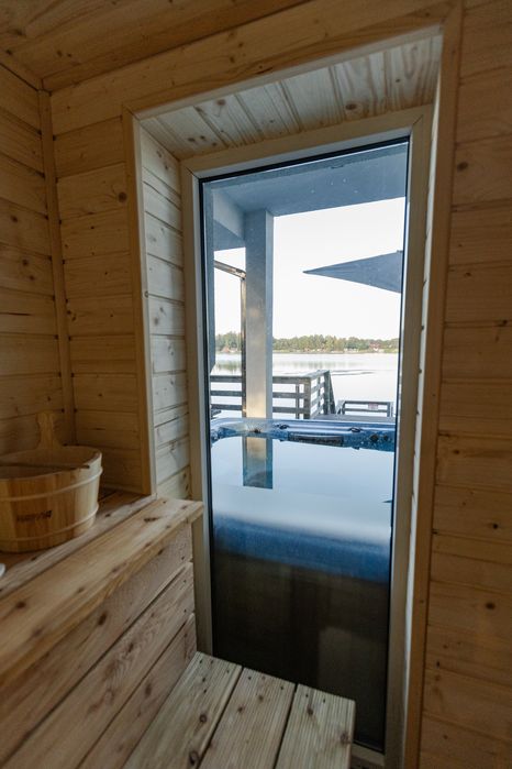 Domek nad jeziorem z jacuzzi sauną i linią brzegową