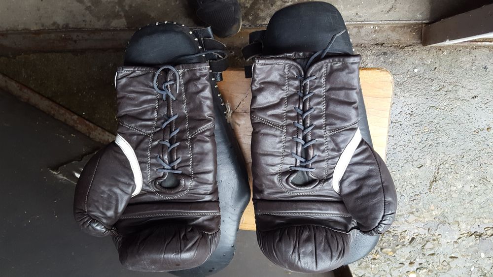 Боксерські лапи та рукавчки боксерські.