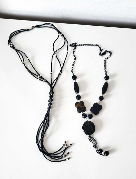 Várias gargantilhas