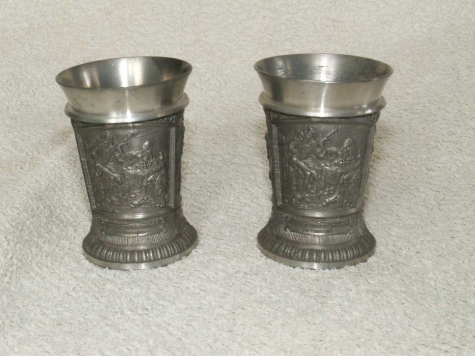 Sygnowane  - 2 x stare cynowe kieliszki - kieliszek z cyny  -  6 cm wysokość