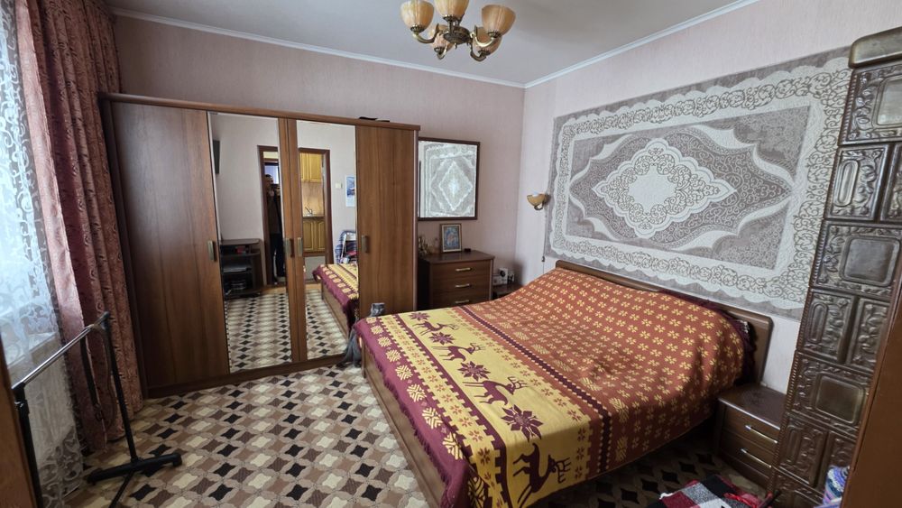 Продається пів особняка